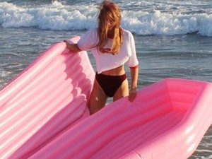 Te is egy igazi vámpír vagy a strandon? Itt a felfújható vízikoporsó!