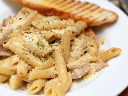 Készítsd el 15 perc alatt ezt a tejszínes-csirkés pennét!