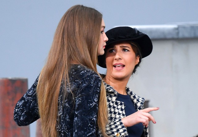 Gigi Hadid kivezeti a Chanel show-t megzavaró komikust
