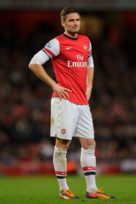 A sármos 27 éves Olivier Giroud a francia válogatott tagja, illetve az Arsenal klubban rúgja a bőrt. A félre fésült hajú, babakékszemű sportoló szereti, ha fotózzák, és legutóbb még a francia Tetu meleg magazin félmeztelen címlapfelkérésének is eleget tett. 2011 óta házas ember, viszont nemrég kiderült róla, hogy félrelépett egy amerikai modellel. A francia focisztár nyilvánosan bocsánatot kért családjától Twitteren.