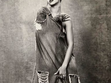 Rihanna új klipjéből meztelenkedős képeket posztolt!