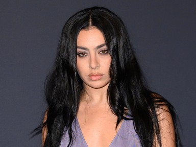 Álomszép Vivienne Westwood miniruhában mondta ki a boldogító igent a Sziget Fesztivál sztárja: Charli XCX kollégájához ment férjhez