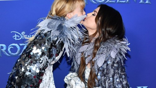 Amikor nincs aranyosabb: Selena Gomez kishúgával a vörös szőnyegen, ugyanolyan ruhában