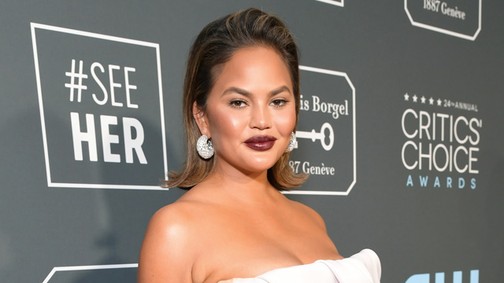 Chrissy Teigen szexi lábvillantással ünnepelte a gálaszezont