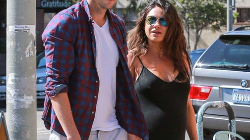 Ashton Kutcher együtt gömbölyödik Mila Kunisszal