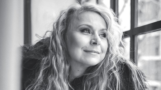 Szirtes Edina: „Mindenki választ magának egy álarcot, túlélésként”