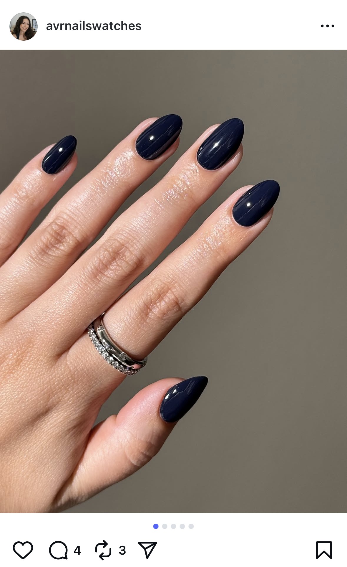 A zafírkék árnyalat a klasszikus fekete modern alternatívája. Intenzív és karakteres szín, amely a téli éjszakai égboltot idézi. Fényes felülete elbűvölő hatást kelt, és bármilyen megjelenést feldob. Ha valami különlegesre vágysz, ez a szín nem fog csalódást okozni!