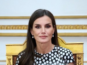 „Gyilkosok”- Sárral dobálták meg Letícia spanyol királynét a nyílt utcán