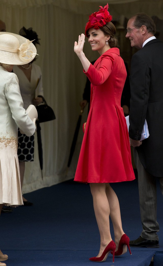 kate middleton, térdszaladrend, II erzsébet, hercegné, kabátruha, magas sarkú, vádli