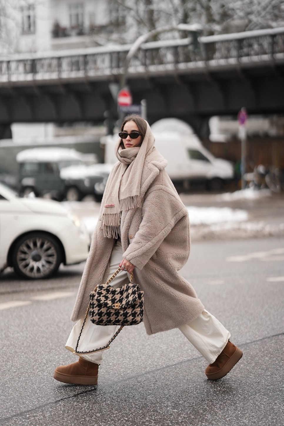 Nem véletlenül használják a gyapjút évezredek óta, tökéletesen melegen tart a hidegben, ráadásul az állatoknak sem esik baja