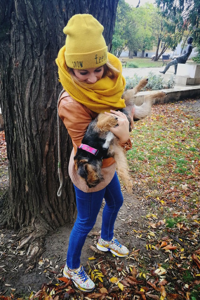 Enikő vidám sárga szettben sétáltatja ma kutyusát