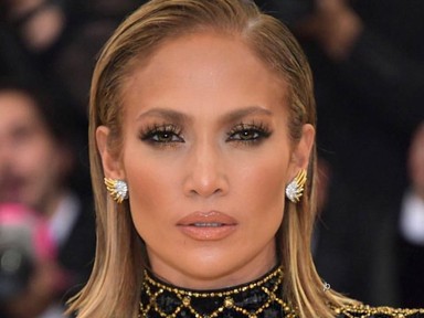 Ez mi? Jennifer Lopez a világ legrövidebb szoknyáját vette fel!