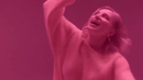 Újabb modell mutatja meg a striáit, lassan teljesen átalakul a divatvilág