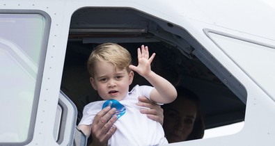 Új FOTÓK! - Ennivaló képeken a kis szülinapos György herceg!