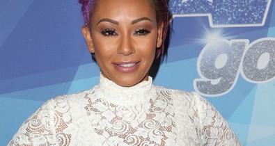 Mel B 20 év után belebújt ikonikus Spice Girl ruhájába és tökéletesebb, mint valaha!