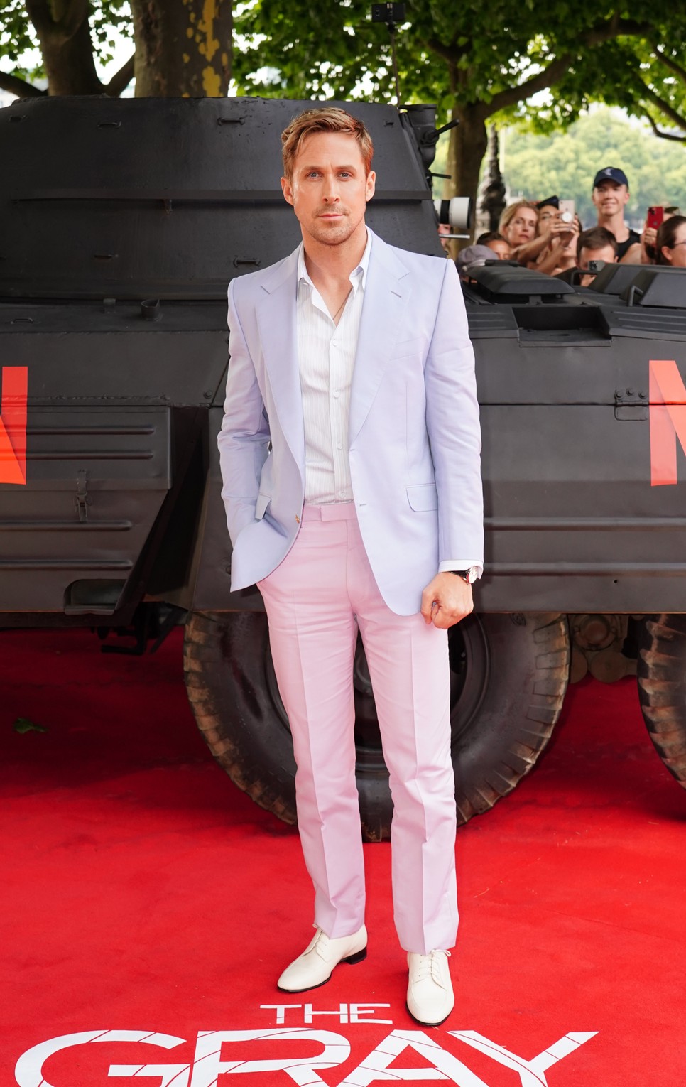 Brad Pitt szoknyában, Joey King pink hajjal, Ryan Gosling megint Ken - Dübörög a vörös szőnyeg