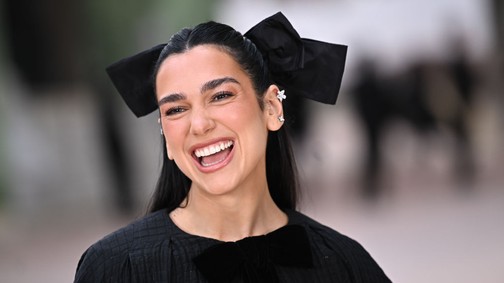 Dua Lipa pucérruhájából csak úgy ordít a meztelenség: még a melltartója is átlátszó
