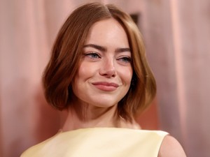 Emma Stone köldökig kivágott szettben ment az Oscar-jelöltek vacsorájára, melltartót sem viselt alatta