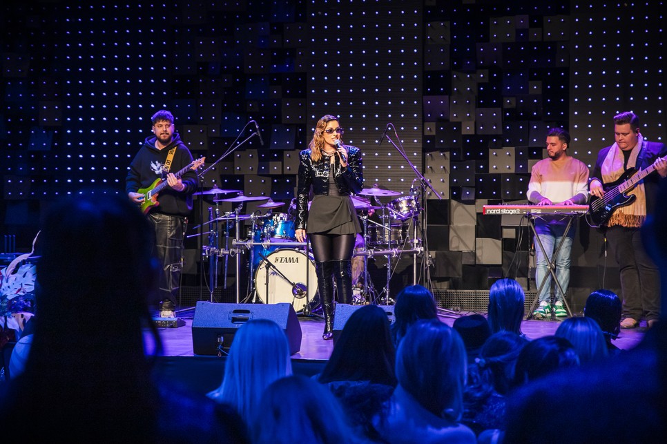 Radics Gigi a GLAMOUR Women of the Year 2024-es díjátadóján minikoncertet adott zenekarával