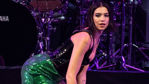 Dua Lipa, Miley Cyrus: rákaptak a miniszoknyára a sztárok így télire