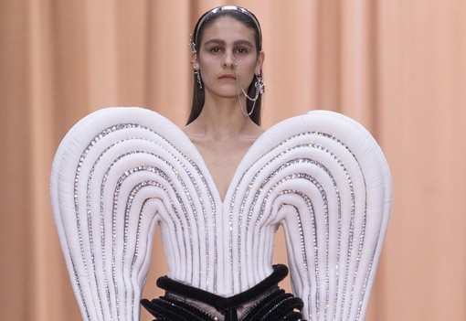 Örökbefogadott gyerekként nőtt fel, most a Jean Paul Gaultier divatháznak tervezett haute couture kollekciót - Olivier Rousteing szárnyal