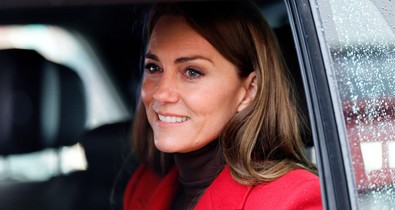 Katalin hercegné a ruhájával üzent: ezért viselt álomszép piros kabátot Vilmos herceg felesége