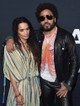 Lenny Kravitz és Lisa Bonet: Az egyik legsikeresebb példa a sztárvilágban: 1993-as válásuk után nemcsak, hogy közösen nevelték lányukat, Zoë Kravitzot, de éveken át gyakorlatilag egy családként funkcionáltak, gyakran töltve az időt ugyanabban a házban és birtokon.