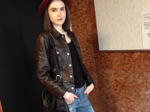 A magyar modell kivételesen farmerba bújt