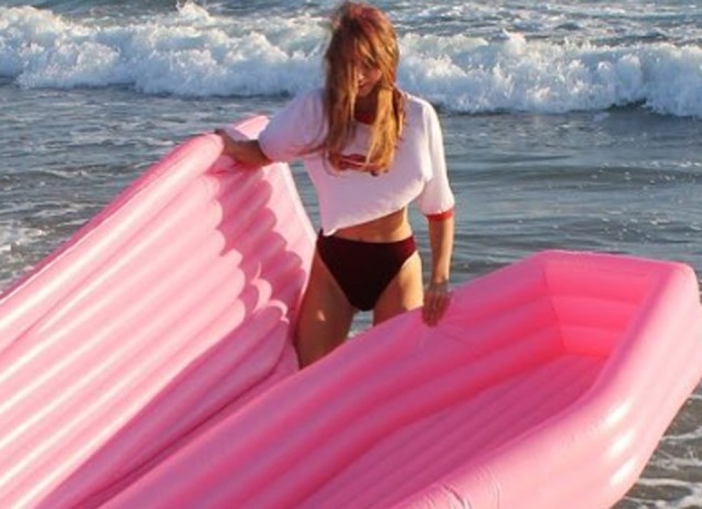 Te is egy igazi vámpír vagy a strandon? Itt a felfújható vízikoporsó!