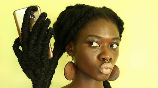 Elképesztő! Hajából készít lenyűgöző szobrokat ez a lány