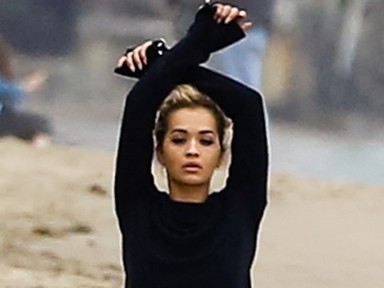 Rita Ora a tengerparton mutatta meg a melleit