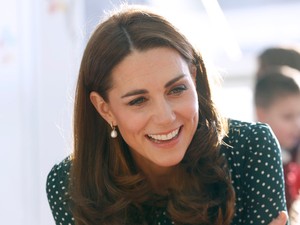 Elolvadsz! Kate Middleton gyerekkórházban játszott a kis betegekkel