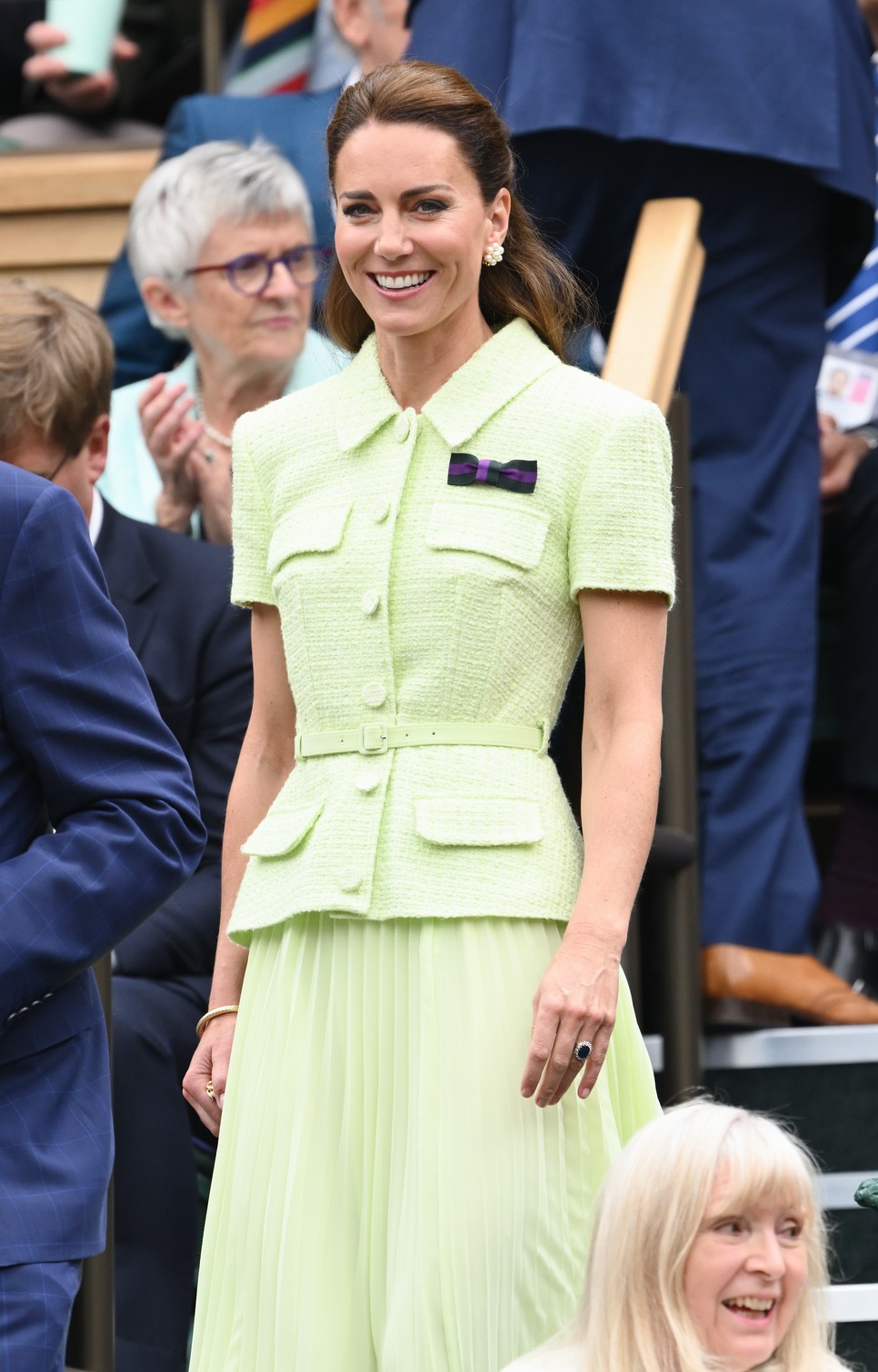 Katalin hercegné teniszlabda zöld Self Portrait ruhában