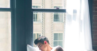 Joe Jonas plus size modellel szerelmeskedik, és ez lesz a legszexibb, a legmenőbb dolog, amit láttál!