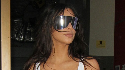 Őrület! Kim Kardashian 3 éves lánya félmilliós táskával tipeg