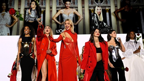 Kendall Jenner istennőként ragyogott, Jane Fonda 86 évesen sétált végig a kifutón a párizsi divathéten