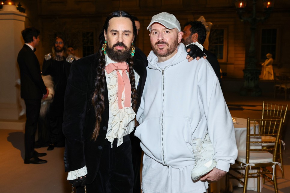Alessandro Michele és Demna Gvasalia a 2023-as Met-gálán, amely Karl Lagerfeld „A Line of Beauty” című életművét ünnepli, a Metropolitan Múzeumban