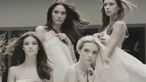 Srej Zsófi görög istennőt alakít a Paco Rabanne új kampányában