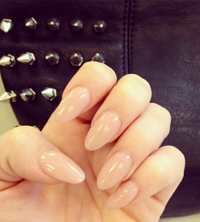 Tolvai Reni mandula körmei