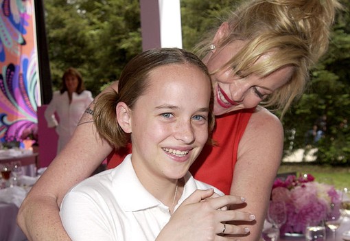 Így nézett ki Dakota Johnson fogszabályzóval és rövid hajjal, mielőtt a világ egyik legfelkapottabb színésznője lett