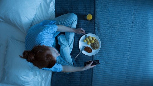 A szakértő szerint az emésztésed is tönkreteheti, ha rosszkor alszol