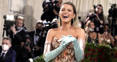Blake Lively elképesztően viccesen mutatta meg növekvő pocakját