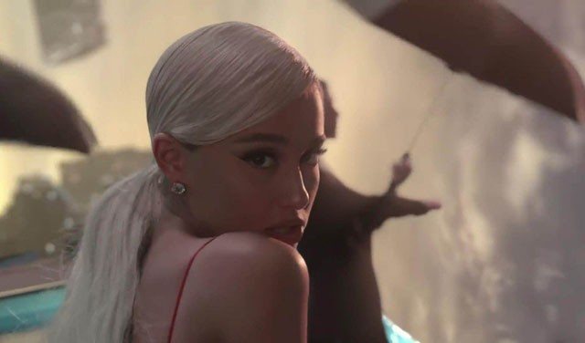 Ariana Grande platinaszőkén