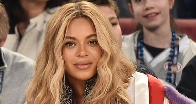 A várandós Beyoncé nagyon feszülős miniben mutatja meg hatalmas hasát