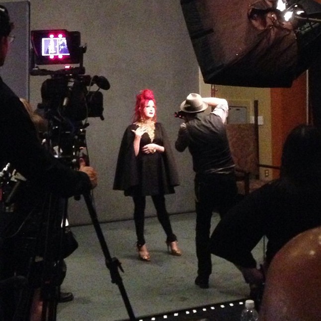 Cyndi Lauper éppen forgat a backstage-ben.
