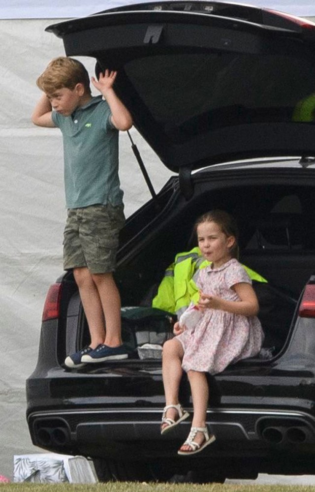 Katalin hercegné gyönyörű anyuka: ilyen vidáman játszadozott három gyermekével