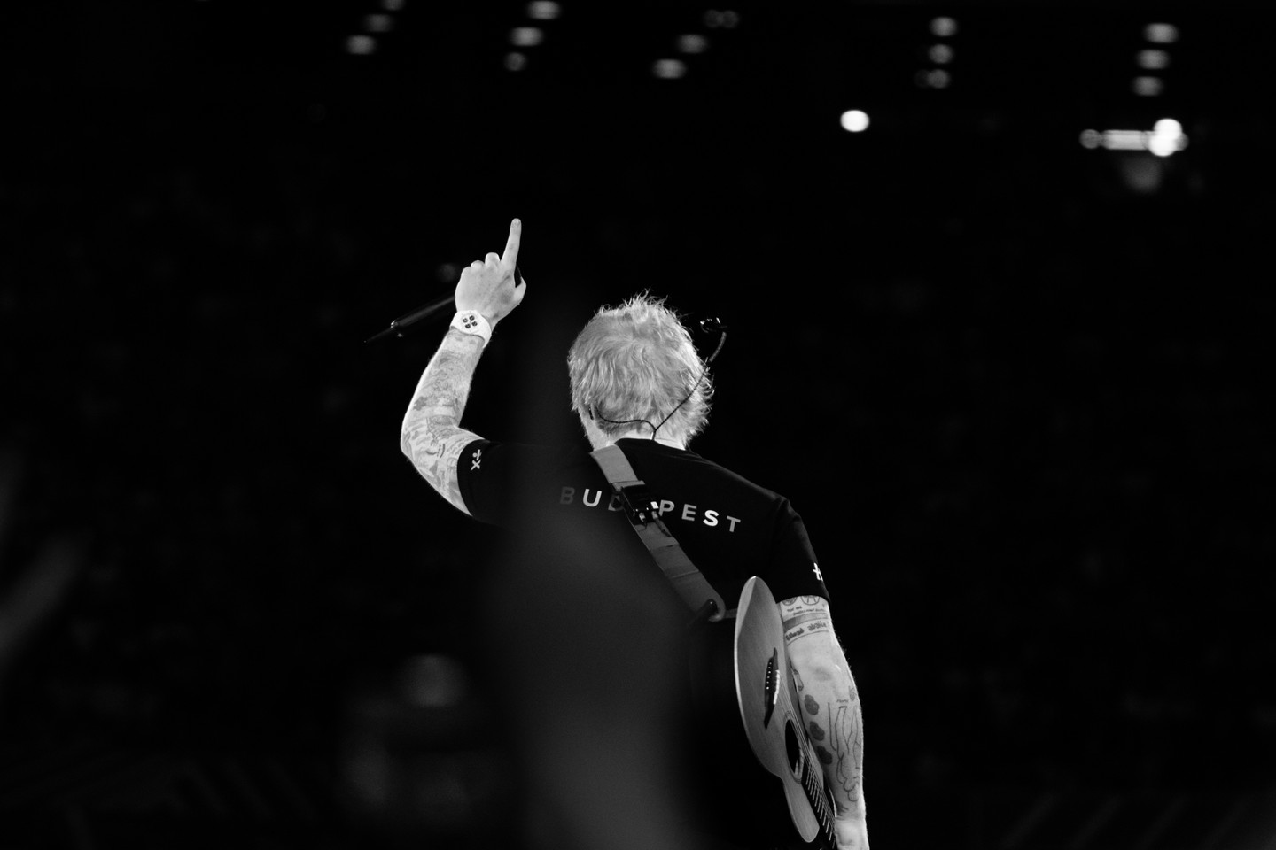 Az koncert alatt Ed Sheeran egy Budapest feliratú pólóban, majd egy magyar mezben lépett a közönség elé