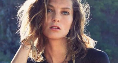 A lengyel szépség vetkőzéssel ünnepli visszatérését