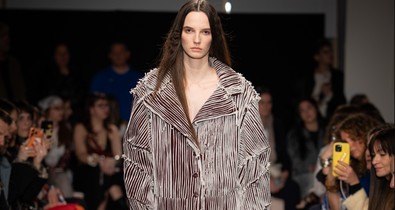Szarvas Valentin bemutatóján a csendtől volt hangos a kifutó, tarolt a fiatal tervező kollekciója 