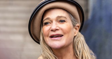 Delphine belga hercegnő pink miniruhában lopta el a show-t a királyi család elől, keményen kritizálják az öltözködése miatt